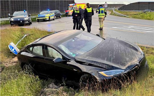 Ein 39-jähriger Hamburger kam bei Regen auf der Wulmstorfer Straße in Richtung Autobahnbaustelle mit seinem Tesla von der Fahrbahn ab.
