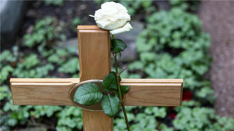 Ein 40-Jähriger wird tot auf einem Friedhof gefunden - für Hinweise, die zur Ergreifung des Täters oder der Täter führen, lobt die Staatsanwaltschaft Bremen eine Belohnung aus. (Symbolbild)