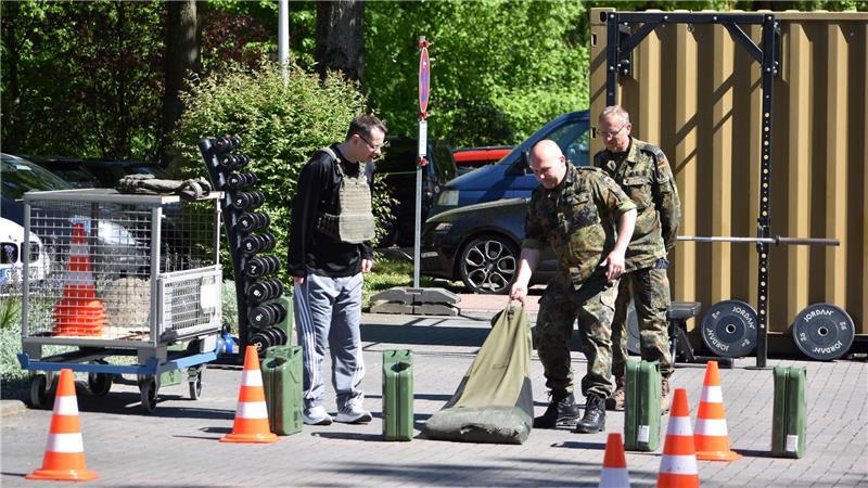 Wie fit muss ein Soldat sein? TAGEBLATT-Redakteur macht in Buxtehude den Test Ein 40 Kiloschwerer Sack simuliert einen verwundeten Soldaten, den es in Sicherheit zu ziehen gilt.
