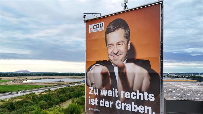 Ein 40 Meter hoher Werbeturm mit einem der größten Wahlplakate in Sachsen-Anhalt steht an der Bundesautobahn 2 (Aufnahme mit einer Drohne). (Archivbild)