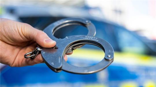 Ein 40-jähriger Mann aus Bremen konnte vorläufig festgenommen werden. Doch es gibt noch Mittäter.