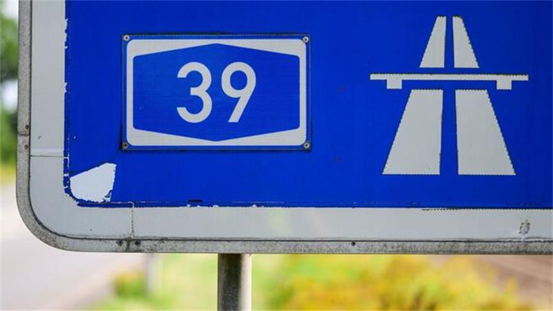 Ein 40-jähriger Mann war am Samstagabend zu Fuß auf der A39 nahe des Maschener Kreuzes (Kreis Harburg) unterwegs (Symbolbild).