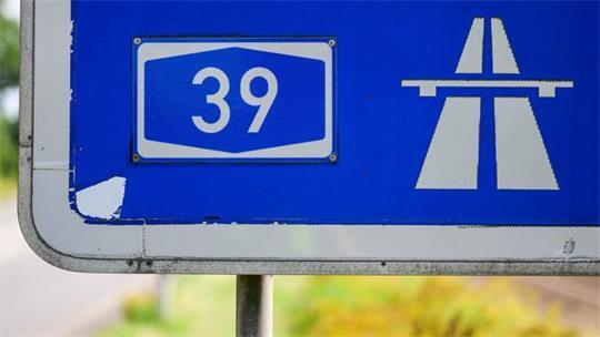 Ein 40-jähriger Mann war am Samstagabend zu Fuß auf der A39 nahe des Maschener Kreuzes (Kreis Harburg) unterwegs (Symbolbild).