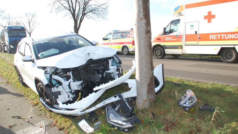 Unfall zwischen Beckdorf und Apensen - Fahrer schwer verletzt Ein 41-Jähriger ist mit seinem Fahrzeug zwischen Apensen und Beckdorf gegen einen Baum geprallt.