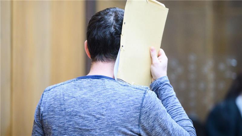 Ein 41-Jähriger nutzt seine Stellung als Pfleger aus und vergewaltigt eine jugendliche Patientin mehrmals - das Landgericht Hannover verurteilt ihn zu zwölf Jahren Gefängnis. (Archivbild)