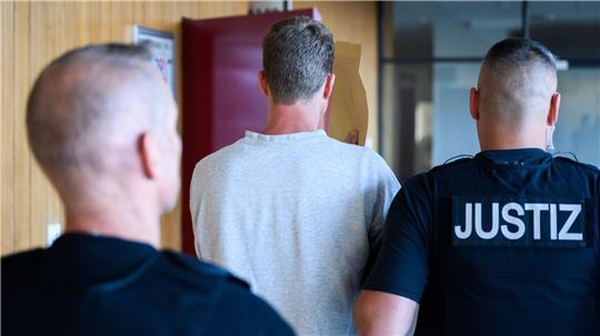 Ein 41-Jähriger soll seine Ex-Lebensgefährtin mit einem Brecheisen brutal getötet haben - im Prozess werden die Plädoyers erwartet. (Archivbild)