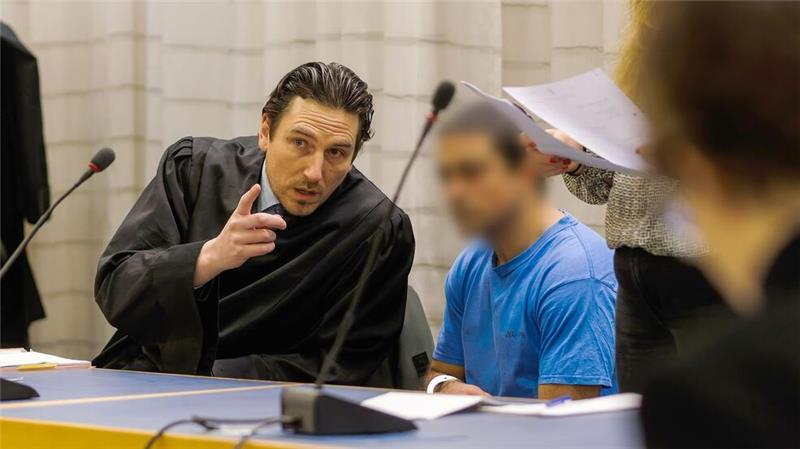 Ein 42-Jähriger steht wegen Angriffen auf Menschen vor Gericht. 