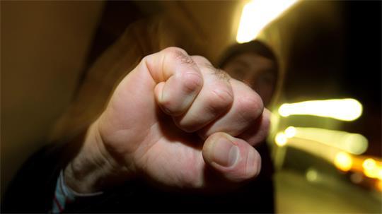 Ein 42-Jähriger und sein Sohn haben eine Familie angegriffen.