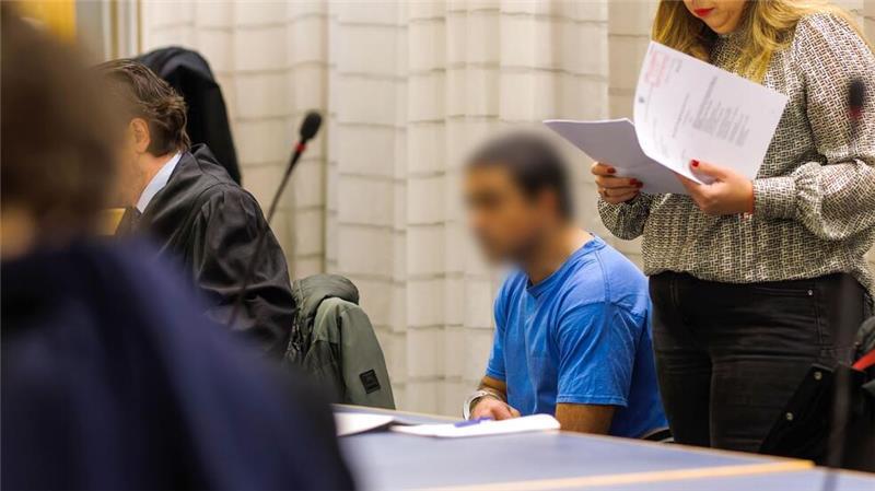 Ein 42-jähriger Angeklagte hat nach eigenen Angaben nicht mit einem Hähnchenschenkel auf einen Mann eingeschlagen. 