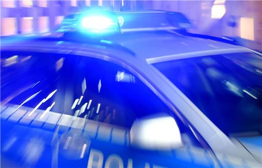 Ein 43-Jähriger hat in Hamburg vor dem Haus seiner Ex-Frau randaliert und Polizisten mit einem Messer bedroht (Symbolbild). Foto: Carsten Rehder/dpa