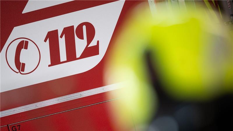 Ein 45-Jähriger wird durch das Feuer lebensgefährlich verletzt (Symbolbild)