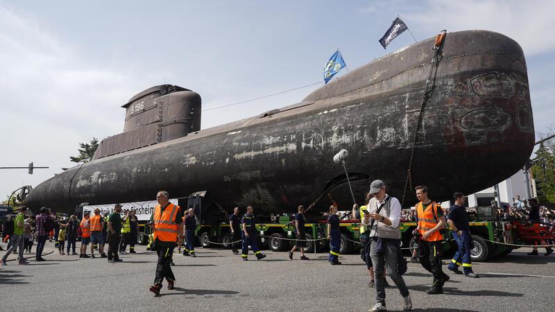 Ein 48 Meter langes U-Boot vom Typ U17 wird auf der Straße von Lastwagen ins Technik-Museum Speyer transportiert. Das Boot stand mehr als 35 Jahre im Dienst der Bundes- bzw. Deutschen Marine.