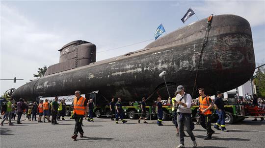 Ein 48 Meter langes U-Boot vom Typ U17 wird auf der Straße von Lastwagen ins Technik-Museum Speyer transportiert. Das Boot stand mehr als 35 Jahre im Dienst der Bundes- bzw. Deutschen Marine.