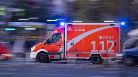 Ein 48-jähriger Mann musste nach einer lebensgefährlichen Messerattacke notoperiert werden.