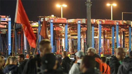 Ein 48-stündiger Warnstreik hat im Hamburger Hafen begonnen.