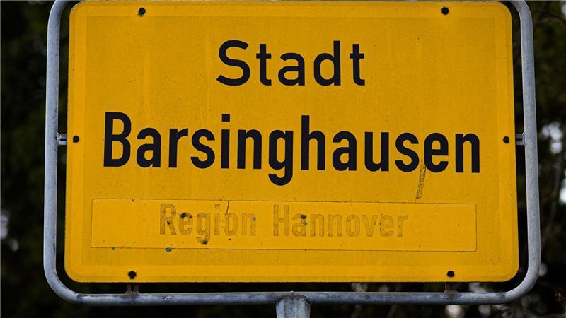 Ein 49 Jahre alter Mann soll eine 38-Jährige in Barsinghausen bei Hannover tödlich und die gemeinsame 13-jährige Tochter lebensgefährlich verletzt haben.