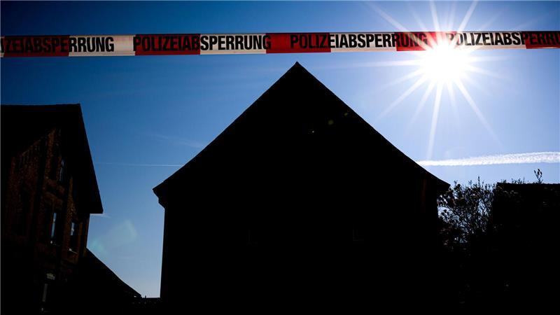 Ein 49-jähriger Mann soll seine 38-jährige Partnerin in Barsinghausen tödlich und die gemeinsame 13-jährige Tochter lebensgefährlich verletzt haben. Vier weitere Kinder befanden sich zum Zeitpunkt der Tat in der Wohnung.