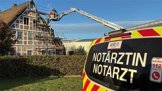 Ein 52-Jähriger Handwerker ist bei Dacharbeiten in Jork verunglückt.