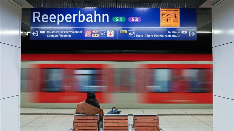 Ein 52-Jähriger hat sich am S-Bahnhof Reeperbahn aggressiv gegen Polizeibeamte gewehrt. (Symbolbild)