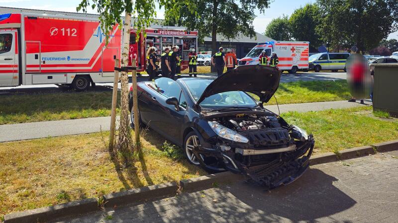 Ein 52 Jahre alter Autofahrer geriet in Schiffdorf-Spaden (Kreis Cuxhaven) in den Gegenverkehr. 