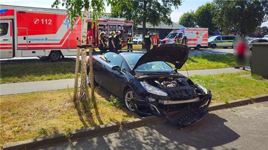 Ein 52 Jahre alter Autofahrer geriet in Schiffdorf-Spaden (Kreis Cuxhaven) in den Gegenverkehr. 