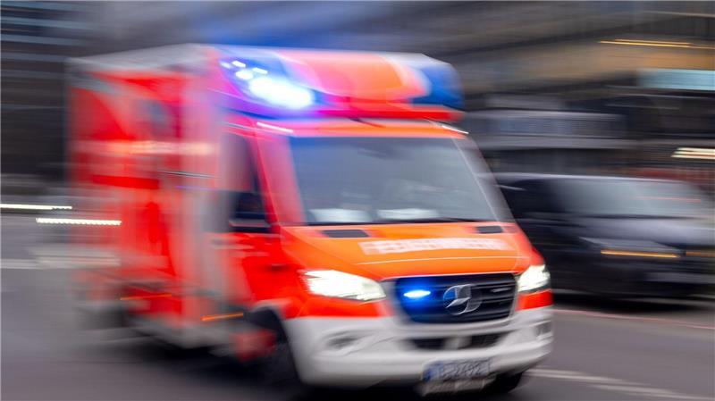 Ein 52-jähriger Autofahrer wurde schwer verletzt. (Symbolbild)