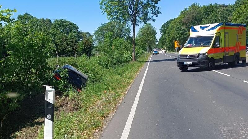 Ein 54-Jähriger ist bei dem Unfall leicht verletzt worden.