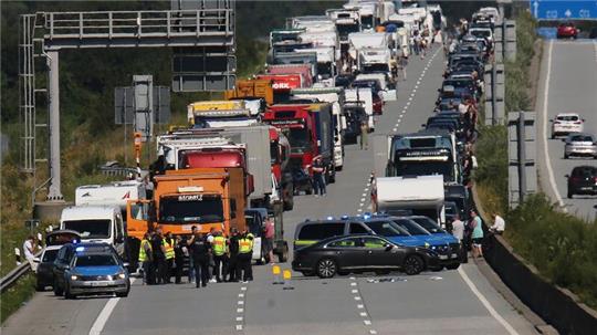 Ein 55-Jähriger bedroht nach einem Unfall Polizisten mit einem Messer.