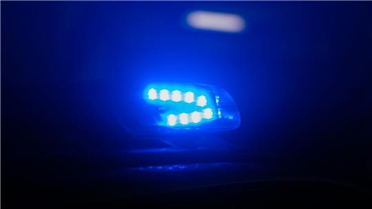 Ein 55 Jahre alter Autofahrer verlor offenbar wegen eines Krankheitsfalls die Kontrolle über sein Fahrzeug. (Symbolbild)