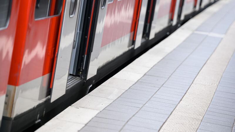 Hamburger Hauptbahnhof: Mann sucht Smartphone im Gleis Ein 55-jähriger Mann war am Sonntagmittag am Hamburger Hauptbahnhof ins Gleis gesprungen.