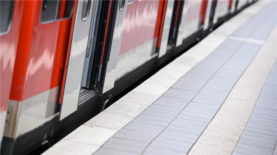 Ein 55-jähriger Mann war am Sonntagmittag am Hamburger Hauptbahnhof ins Gleis gesprungen.
