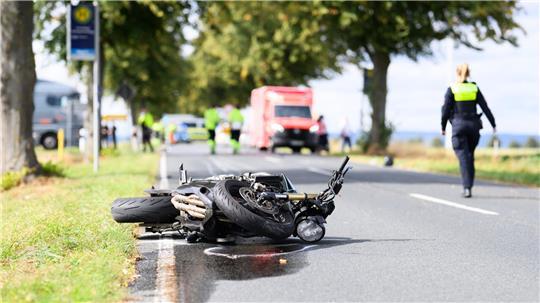 Ein 56 Jahre alter Motorradfahrer stirbt nach einem Zusammenstoß am Unfallort. (Symbolbild)