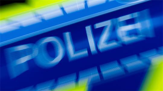 Ein 57-Jähriger soll mehrere Lastwagen auf Autobahnparkplätzen angezündet haben. (Symbolbild)