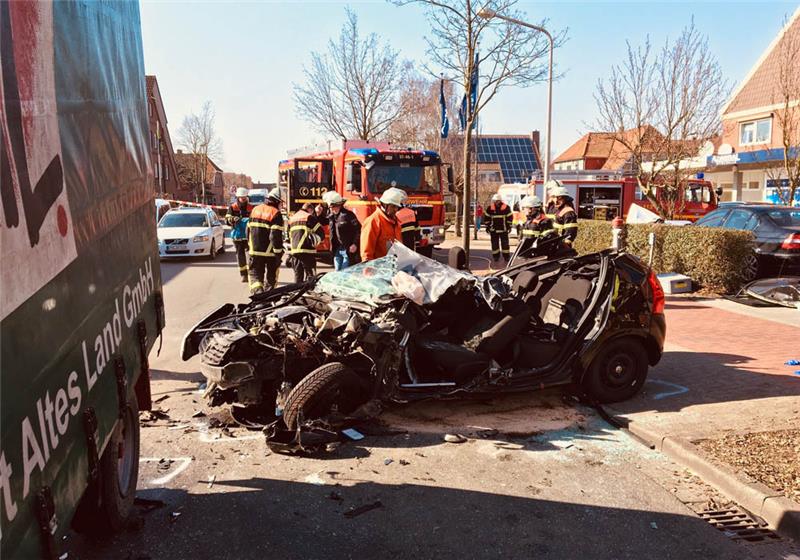 Ein 57-jähriger Dacia-Fahrer wurde bei dem Unfall schwerstverletzt. Fotos: Vasel