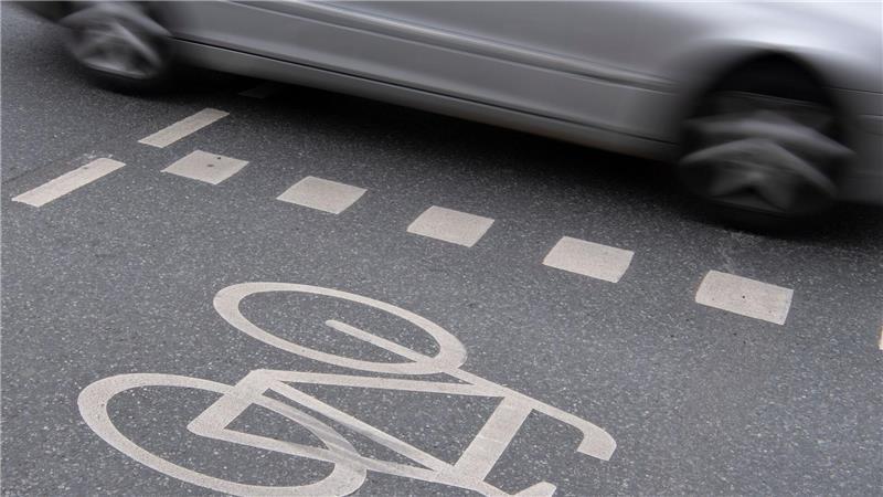 Radfahrer in Hamburg stirbt nach Aufprall gegen geöffnete Autotür Ein 57-jähriger Fahrer eines Pedelecs ist wenige Tage nach einem Verkehrsunfall gestorben. (Symbolbild)