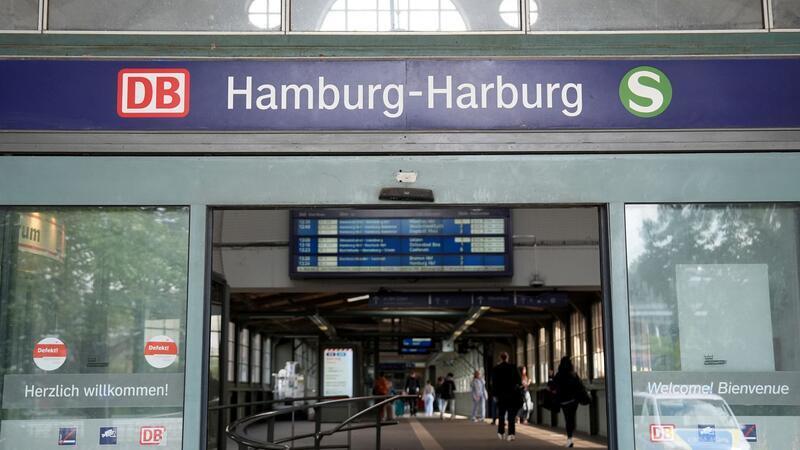 Ein 62-Jähriger überquert am Bahnhof Harburg mehrere Gleise, um seinen Zug rechtzeitig zu erreichen. (Symbolbild)