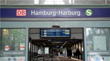 Ein 62-Jähriger überquert am Bahnhof Harburg mehrere Gleise, um seinen Zug rechtzeitig zu erreichen. (Symbolbild)