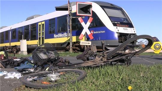 Ein 63 Jahre alter E-Bike-Fahrer ist in Vechta von einem Zug erfasst und dabei lebensgefährlich verletzt worden. Aufgrund eines heranfahrenden Zuges hatten sich die Bahnschranken am Sonntag bereits gesenkt und mehrere Fahrzeuge standen davor, wie die Polizei am Montag mitteilte. Foto: --/Nord-West-Media TV /dpa