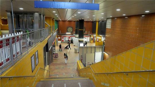 Ein 65-Jähriger stürzt in Hamburg-Harburg in einem S-Bahnhof mit seinem Rollstuhl auf die Gleise.