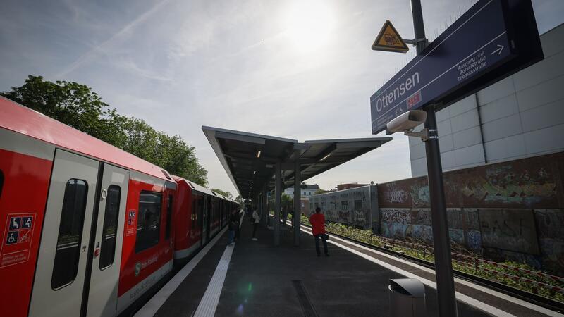 Ein 65-jähriger Mann ist mit seinem Rollator im S-Bahnhaltepunkt Ottensen auf die S-Bahngleise gestürzt. (Symbolbild)