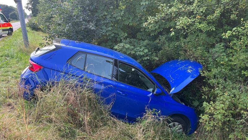 Ein Skoda liegt im Seitenraum.