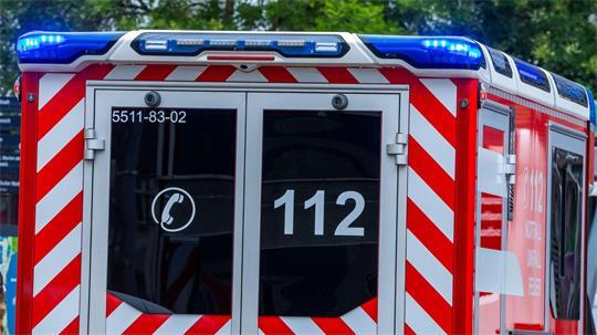 Ein 67-Jähriger wird nach einem Unfall schwer verletzt in ein Krankenhaus gefahren. (Symbolbild)