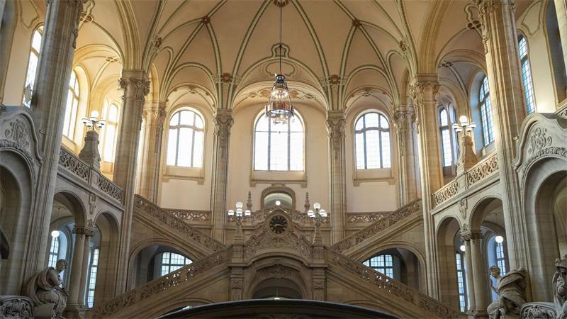 Ein 68-jähriger Mann und seine Ehefrau erhielten nach Diebstählen von Kunstobjekten auf Friedhöfen jeweils mehr als vier Jahre Haft. (Foto Illustration) 