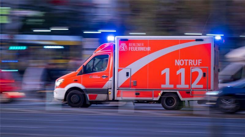 Ein 69-Jähriger prallt mit seinem Auto gegen einen Baum und wird mit schweren Verletzungen in ein Krankenhaus gebracht. (Symbolbild)
