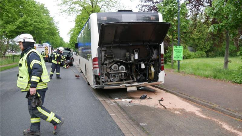 Taxifahrer übersieht Bus: Zwei Verletzte bei B73-Unfall am Kreidesee Ein 75-jähriger Taxifahrer aus Cuxhaven kam aus bislang ungeklärter Ursache von der Fahrbahn ab und prallte mit seinem VW Passat gegen einen unbesetzten Linienbus auf dem Parkstreifen der B73.