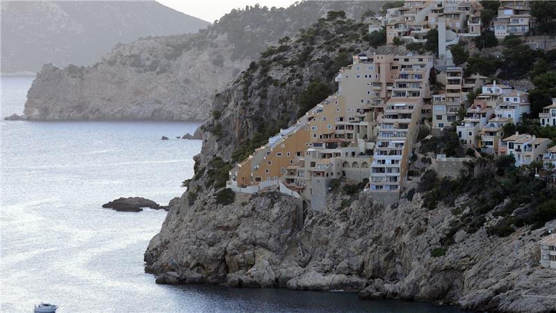 Ein 79-jähriger Deutscher hat in Port d’Andratx auf Mallorca wochenlang tot in seiner Mietwohnung in einer Apartmentanlage am Meer gelegen. (Archivbild)