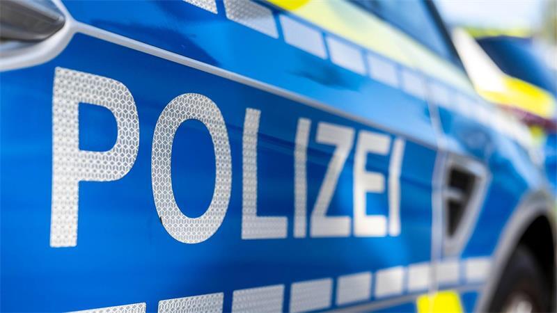Ein 85 Jahre alter Radfahrer ist nach einem Zusammenstoß mit einem Auto gestorben. (Symbolbild)