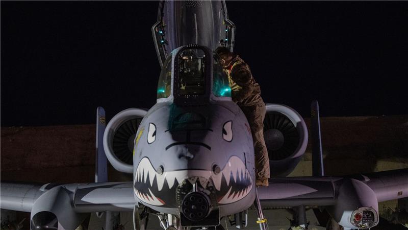 Ein A-10 Thunderbolt II wird für einen Flug vorbereitet.