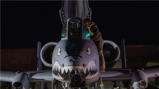 Ein A-10 Thunderbolt II wird für einen Flug vorbereitet.