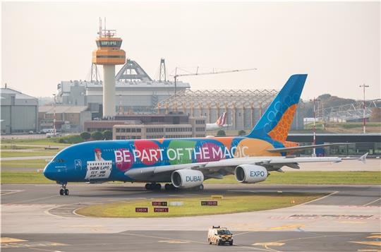 Ein A 380 der arabischen Fluglinie Emirates fährt nach seiner Landung über den Hamburger Flughafen. Foto: Bockwoldt/dpa